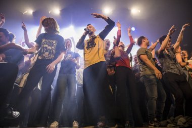 Amsterdam, Hollanda -16 Nisan 2017: Seyirciler sahnede dans ediyor ve Bosnalı rock müzik grubu Dubioza Kolektiv'in konserinde melkweg'de tezahürat yapıyor