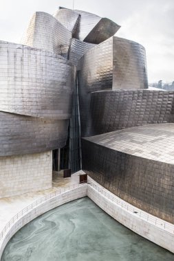Bilbao, İspanya - 19 Mart 2015: Niki de Saint Phalle sergisi sırasında Bilbao 'daki Guggenheim Müzesi (27 Haziran 2015)) 