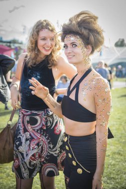 Amsterdam, Hollanda - 30 Temmuz 2017: Westerpark Milkshake Festivali'nde zarar ve yüzü altın ve gümüş vücut çıkartmaları ile güzel genç kadın