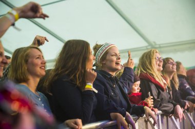 Traena, Norveç - 9 Temmuz 2016: Norveçli Punk Rock grubu Kuuk'un Traenafestival'deki konserinde seyirciler küçük Traena adasında düzenlenen müzik festivalinde tezahürat yapıyor