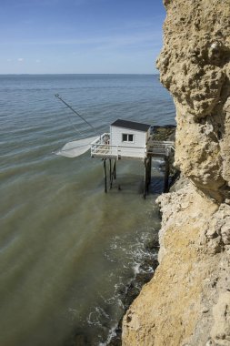 Gironde, Meschers-sur-Gironde 'deki kireç taşı uçurumunun dibindeki geleneksel balıkçı kulübesi.