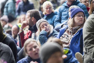 Traena, Norveç - 09 Temmuz 2016: Avustralyalı şarkıcı Ry X'in Traena müzik festivalinde Sana Adası'ndaki Kirkehelleren Katedralmağarası'ndaki konserinde seyirci
