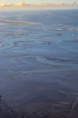 çamur ve kum banka su sarma ile düşük gelgit mudflat kıyı şeridi havadan görünümü, Frizya adası Ameland, Hollanda