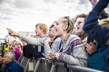 Traena, Norveç - 07 Temmuz 2016: Norveçli şarkıcı Astrid S'nin Traenafestivalen'deki konserinde tezahürat lar, küçük Traena adasında düzenlenen müzik festivali