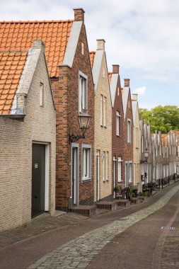 Tipik Hollanda arnavut kaldırımlı taş sokak gabble evleri hizalanmış, Zierikzee, Hollanda