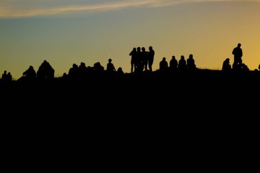 Traena, Norveç - 11 Temmuz 2014: İsveçli pop-techno grubu Den svenska bjornstammen'in konserini Traenafestival'deki tepenin tepesinden izleyenler, traena adasında müzik festivali