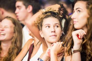 Nyon, İsviçre - 18 Temmuz 2017: Paleo Festivali'nde Fransız elektronik müzisyeni Petit Biscuit'in konserinde genç hayranların dinleyicileri
