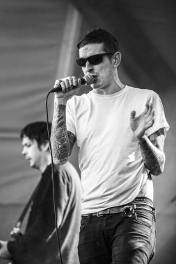 Traena, Norveç - 07 Temmuz 2016: Norveçli punk rock grubu Viagra Boys'un Traenafestival'deki konseri, traena adasında müzik festivali gerçekleşiyor