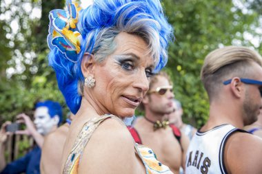 Amsterdam, Hollanda - 1 Ağustos 2015: Katılımcıların korunması insan hakları ve sivil eşitlik - Prinsengracht, Amsterdam Eşcinsel gurur geçit için yıllık olay