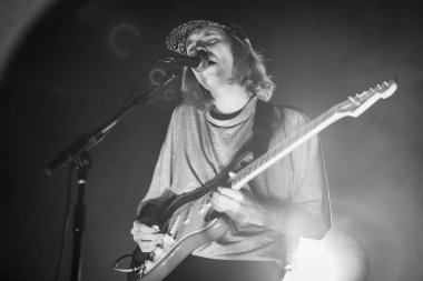 Amsterdam, Hollanda - 27 Kasım 2016: Heineken Music Hall'daki Pixies konseri öncesinde İsveçli rock grubu Fews'in destek hareketi