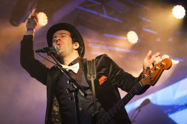 Traena, Norveç - 08 Temmuz 2016: Norveçli folk ve rock grubu Violet Road'un Traenafestival'de konseri, Norveç'in küçük Traena adasında müzik festivali düzenleniyor