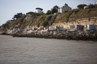 Gironde, Meschers-sur-Gironde 'deki kireç taşı uçurumunun dibindeki geleneksel Fransız balıkçı kulübesi.