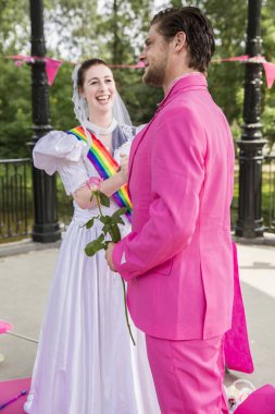 Amsterdam, Hollanda 23 Temmuz 2016: Amsterdam Gay Pride derneği direktörü Lucien Spee ve Victor'un Vondelpark'ta düğün töreni 