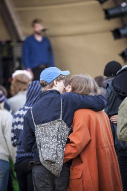 Traena, Norveç - 7 Temmuz 2016: Traenafestival'de İskoç şarkıcı C Duncan'ın konserinde öpüşen genç erkek ve kadın, traena adasında müzik festivali gerçekleşiyor