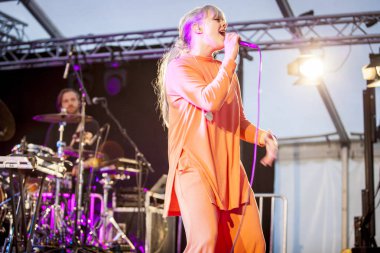 Traena, Norveç - 08 Temmuz 2016: Norveçli Pop Indie şarkıcısı Katrin Froder'In Traenafestival'deki konseri, traena adasında müzik festivali gerçekleşiyor