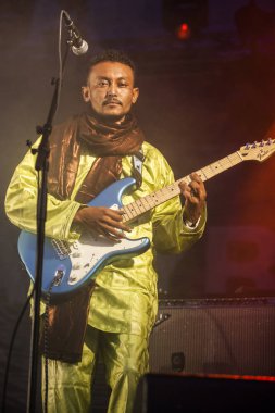Traena, Norveç - 10 Temmuz 2015: Rock blues dünya müziği Nigerien Tuareg sanatçısı Omara 