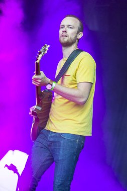 Traena, Norveç - 6 Temmuz 2017: Norveçli reggae ska grubu Queduhska'nın Traenafestival'de konseri, traena adasında müzik festivali gerçekleşiyor