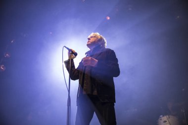 Amsterdam, Hollanda - 10 Şubat 2018: Belçikalı rock grubu Tjens Matic'in şarkıcı Arno ile melkweg konseri