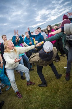 Traena, Norveç - 07 Temmuz 2016: Norveçli Dj Matoma'nın traenafestival setinde dans eden ve eğlenen gençler, traena adasında müzik festivali gerçekleşiyor