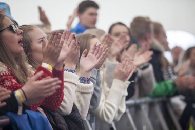 Traena, Norveç - 08 Temmuz 2016: Norveçli Pop grubunun Traenafestival'deki konserinde seyirciler tezahürat yapıyor, küçük Traena adasında müzik festivali gerçekleşiyor