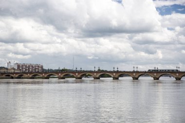 Garonne, Bordeaux, Fransa nehri üzerindeki eski taş köprü