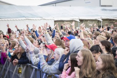 Traena, Norveç - 07 Temmuz 2016: Norveçli şarkıcı Astrid S'nin Traenafestivalen'deki konserinde tezahürat lar, küçük Traena adasında düzenlenen müzik festivali