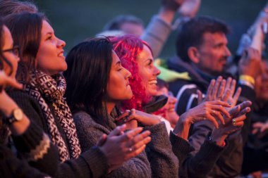 Traena, Norveç - 08 Temmuz 2016: Norveçli folk ve rock grubu Violet Road'un Traenafestival'deki konserinde seyirciler tezahürat yapıyor, Norveç'in küçük Traena adasında müzik festivali düzenleniyor