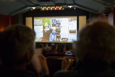Amsterdam, Hollanda - 27 Ağustos 2016: Dünya Sineması Amsterdam'ın kapanış ödül töreninde film izleyen sinema seyircisi, 18-27/08/2016 tarihleri arasında düzenlenen dünya film festivali
