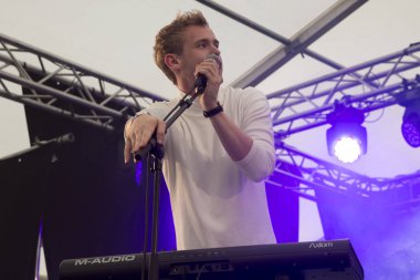 Traena, Norveç - 08 Temmuz 2016: Norveçli Pop grubunun Traenafestival'deki konserinde seyirciler tezahürat yapıyor, küçük Traena adasında müzik festivali gerçekleşiyor