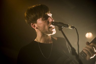 Amsterdam, Hollanda - 11 Şubat 2016: Hollandalı indie rock üçlüsü Bombay'ın Ot301 konserinde Albüm Yayın Gösterisi için konseri