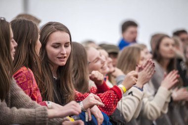 Traena, Norveç - 08 Temmuz 2016: Norveçli Pop grubunun Traenafestival'deki konserinde seyirciler tezahürat yapıyor, küçük Traena adasında müzik festivali gerçekleşiyor
