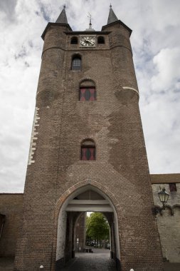 Kırmızı tuğlalarla inşa edilmiş eski şehir kapısı, Zuidhavenpoort, Zierikzee, Hollanda