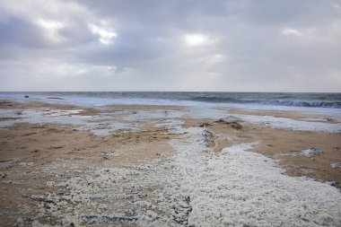 Fırtınadan önce deniz köpüklü plaj Carmen La Faute Sur Mer, Vendee, Fransa kıyılarını vurur