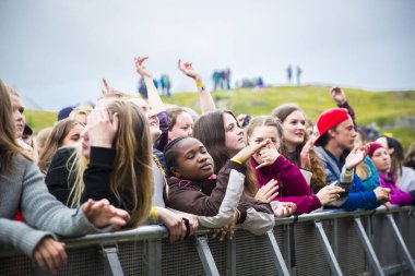 Traena, Norveç - 9 Temmuz 2016: Norveçli müzisyen ve söz yazarı Bendik'in Traenafestival'deki konserinde seyirciler tezahürat yapıyor, traena adasında müzik festivali gerçekleşiyor