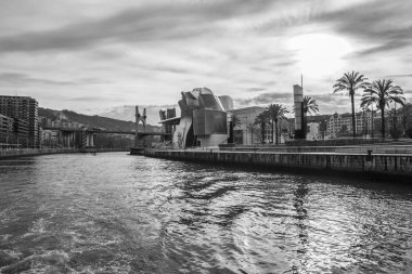 Bilbao, İspanya - 30 Ocak 2016: Amerikan mimar Frank Gehry tarafından tasarlanan ve Ekim 1997 'de hizmete giren modern ve çağdaş sanat eseri Guggenheim Müzesi' nin siyah beyaz görünümü.