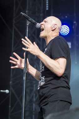 Nyon, İsviçre - 19 Temmuz 2017: Avustralyalı rock grubu Midnight Oil'in Paleo Festivali'nde konseri