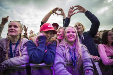 Traena, Norveç - 07 Temmuz 2016: Norveçli şarkıcı Astrid S'nin Traenafestivalen'deki konserinde tezahürat lar, küçük Traena adasında düzenlenen müzik festivali