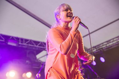 Traena, Norveç - 08 Temmuz 2016: Norveçli Pop Indie şarkıcısı Katrin Froder'In Traenafestival'deki konseri, traena adasında müzik festivali gerçekleşiyor