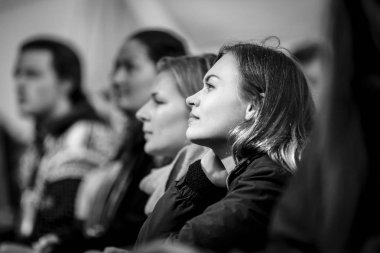 Traena, Norveç - 07 Temmuz 2016: İskoç şarkıcı C Duncan'ın Traenafestival'deki konserinde dinleyiciler, traena adasında müzik festivali gerçekleşiyor