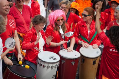 Amsterdam, Hollanda, 30 Nisan 2014: resmi ulusal bayram Kral günü kutlaması - Koningsdag - Kral Willem'in doğum gününü kutlamak için her yıl 30 Nisan'da tüm ülkede düzenlendi