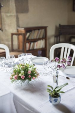 Bir etkinlik ya da düğün resepsiyonu için masa hazır.