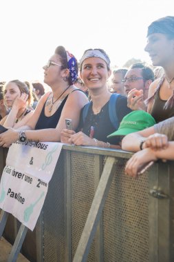 Nyon, İsviçre - 20 Temmuz 2017: Paleo Festivali'nde Fransız şarkıcı Vianney konserinde tezahürat seyirciler, çitlere asılan bir tabela diyor: Hadi agre, ikinci pauline'in kalbini ısıtalım