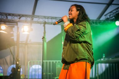 Traena, Norveç - 07 Temmuz 2016: İsveç merkezli Somalili şarkıcı Cherrie Hersi'nin Traenafestival'de konseri, traena adasında müzik festivali gerçekleşiyor