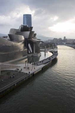 Bilbao, İspanya - 19 Mart 2015: Niki Saint Phalle sergisi sırasında Bilbao'daki Guggenheim Müzesi (27 Haziran 7, 2015) , Biscay, Bask Ülkesi, İspanya