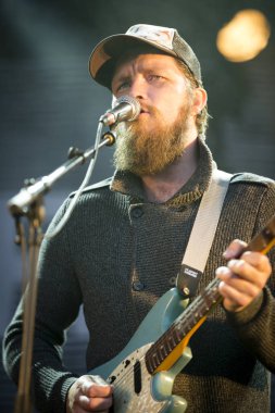 Traena, Norveç - 11 Temmuz 2014: Norveçli şarkıcı ve gitarist Erlend Oyefeaturing İzlandalı grup Hjalmarat'ın Traenafestival konseri sırasında, küçük Traena adasında düzenlenen müzik festivali