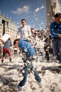 Amsterdam, Hollanda, Noord Holland - 5 Nisan 2014 Cumartesi - Baraj Meydanı'nda Yastık Savaşı