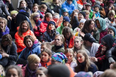Traena, Norveç - 09 Temmuz 2016: Avustralyalı şarkıcı Ry X'in Traena müzik festivalinde Sana Adası'ndaki Kirkehelleren Katedralmağarası'ndaki konserinde seyirci