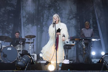 Traena, Norveç - 7 Temmuz 2017: Norveçli pop şarkıcısı-söz yazarı Aurora'nın Traenafestival'deki konseri, küçük Traena adasında müzik festivali