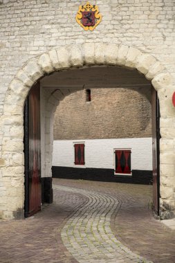 Küçük arnavut kaldırımlı taş sokak ve tuğla bina ile Eski şehir ağ geçidi,Zierikzee, Hollanda