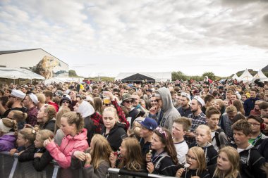 Traena, Norveç - 07 Temmuz 2016: Norveçli şarkıcı Astrid S'nin Traenafestivalen'deki konserinde tezahürat lar, küçük Traena adasında düzenlenen müzik festivali